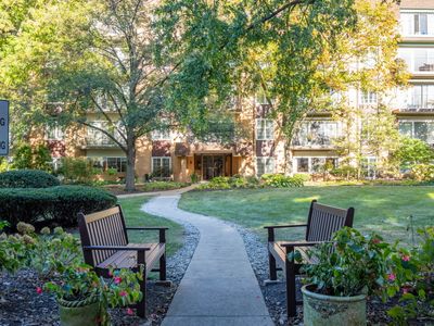 5A - 445 N Park Boulevard, Condo with 3 bedrooms, 2 bathrooms and 1 parking in Glen Ellyn IL | Image 2