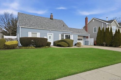 25 Peacock Ln, Levittown, NY, 11756-2618 | Card Image