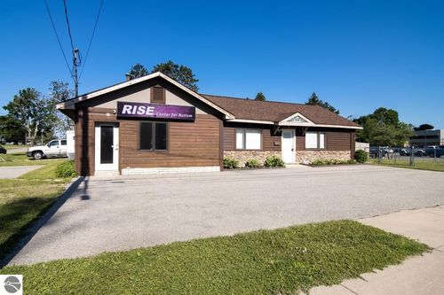 611 N Center Ave, Gaylord, MI, 49735-1505 | Card Image