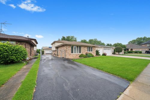 7542 Mason Ave, Burbank, IL, 60459-3213 | Card Image