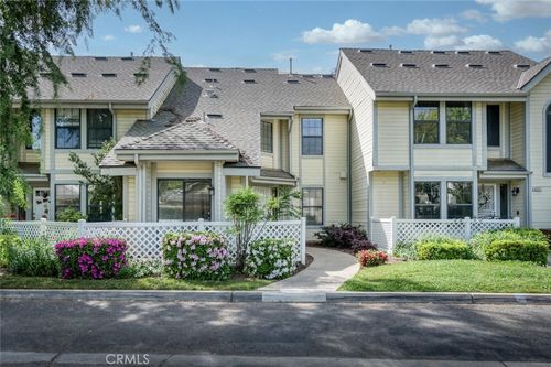 923 E Foxhill Dr, Fresno, CA, 93720-1220 | Card Image