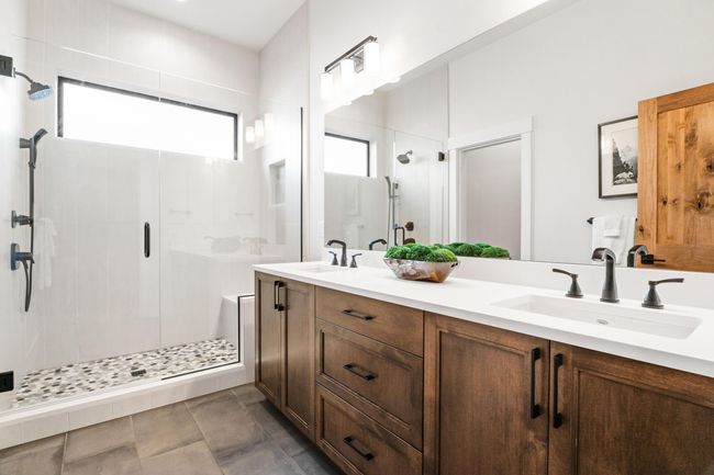 Primary Bathroom | Image 12