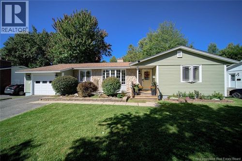 35 Walker St, House with 4 bedrooms, 3 bathrooms and null parking in Fredericton NB | Card Image