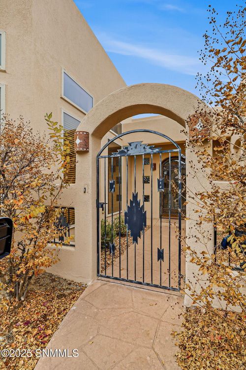 1985 Palm Canyon Dr, Las Cruces, NM, 88011-4026 | Card Image