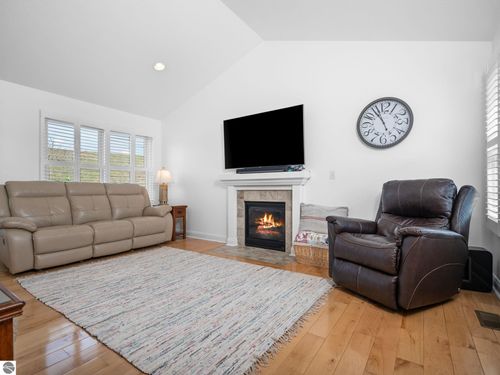 7031 Applewood Dr, Charlevoix, MI, 49720-2600 | Card Image