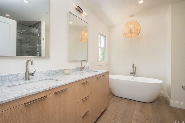 Primary Bathroom w/Shower | Image 17
