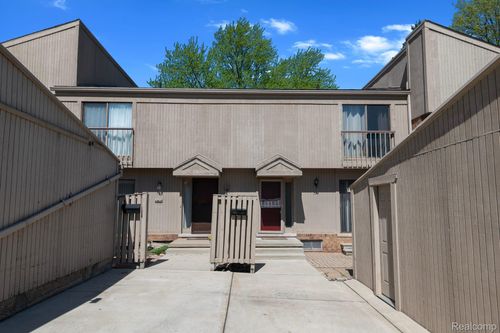 794 Oak Brook Ridge Dr, Rochester Hills, MI, 48307-1046 | Card Image