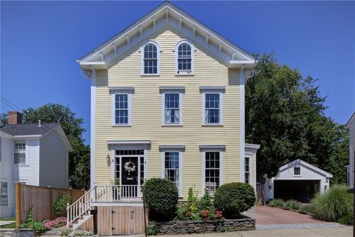 16 Sherman St, Newport, RI, 02840-2924 | Card Image