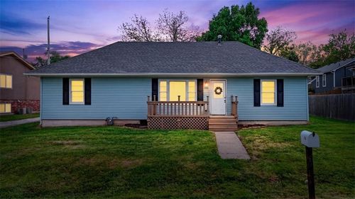 506 E 1st St, Tonganoxie, KS, 66086-5075 | Card Image