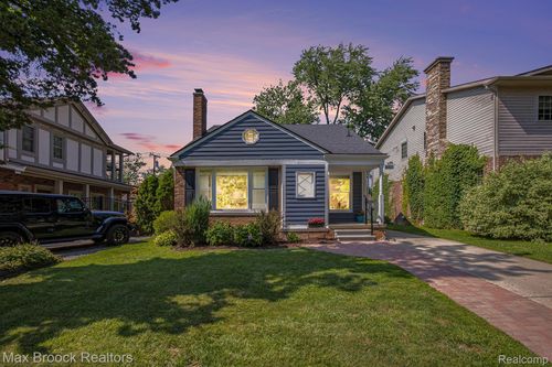 13146 Elgin Ave, Huntington Woods, MI, 48070-1417 | Card Image