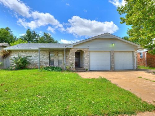 900 Meadowridge Dr, Midwest City, OK, 73110-7011 | Card Image