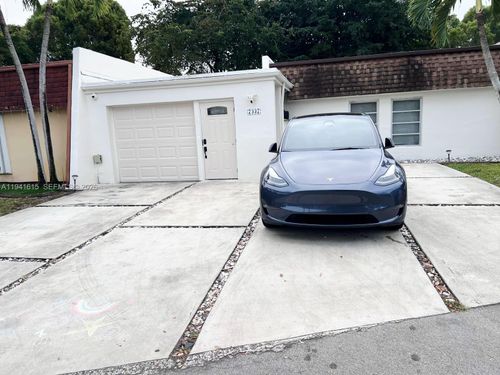 7337 Stardust Dr, Hialeah, FL, 33015-2230 | Card Image