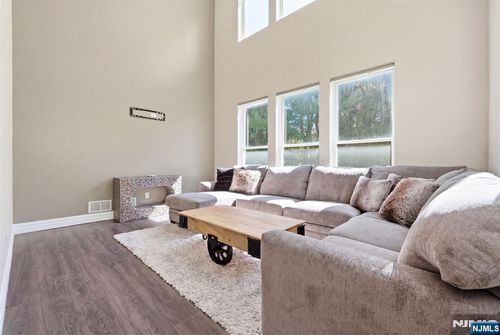 15 Aspen Ct, Hamburg, NJ, 07419-1230 | Card Image