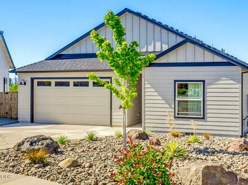 137 Willow Springs Dr, Talent, OR, 97540-9646 | Card Image