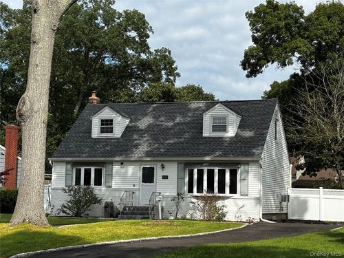105 Rutledge Rd, Babylon, NY, 11703-3915 | Card Image