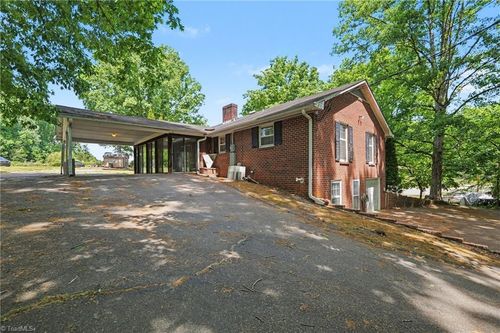 654 Runningbrook Ln, Rural Hall, NC, 27045-9367 | Card Image