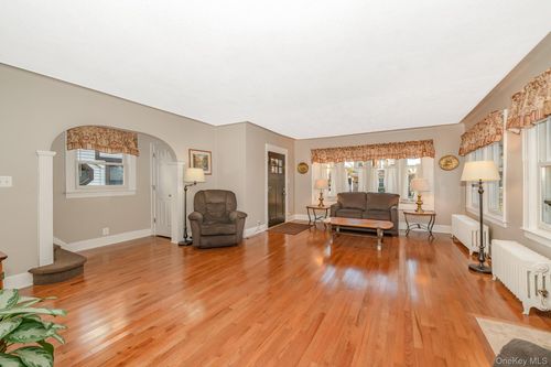 347 Wellington Rd, Mineola, NY, 11501-1437 | Card Image