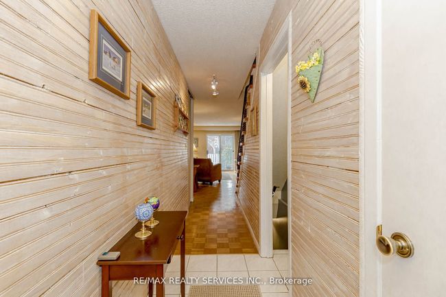 4 Collins Cres, Condo with 3 bedrooms, 2 bathrooms and 1 parking in Brampton ON | Image 4