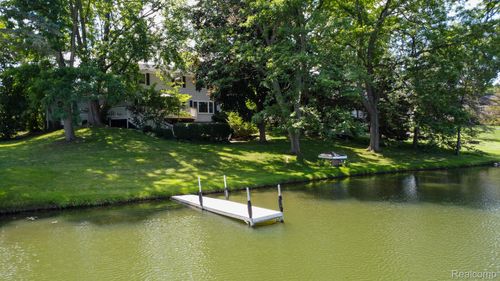 10420 Cedar Point Dr, White Lake, MI, 48386-2977 | Card Image