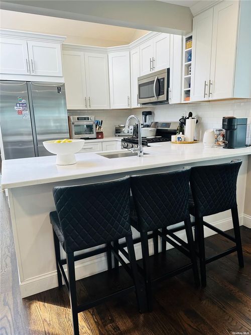 92 Clapham Ave, Manhasset, NY, 11030-3137 | Card Image