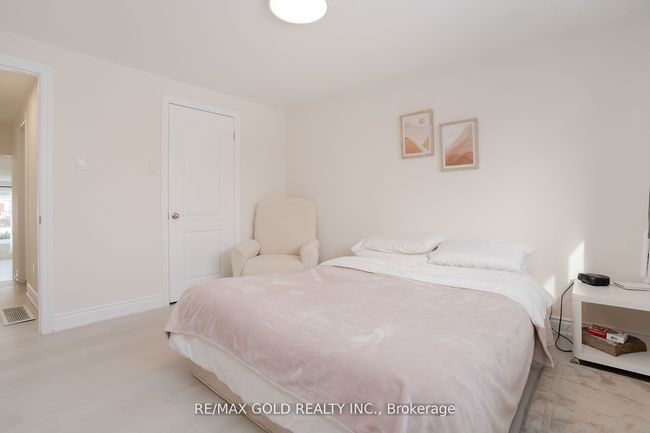 327 Balmoral Dr, House attached with 3 bedrooms, 2 bathrooms and 5 parking in Brampton ON | Image 9