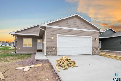 6104 N Seubert Ave, Sioux Falls, SD, 57104-0562 | Card Image