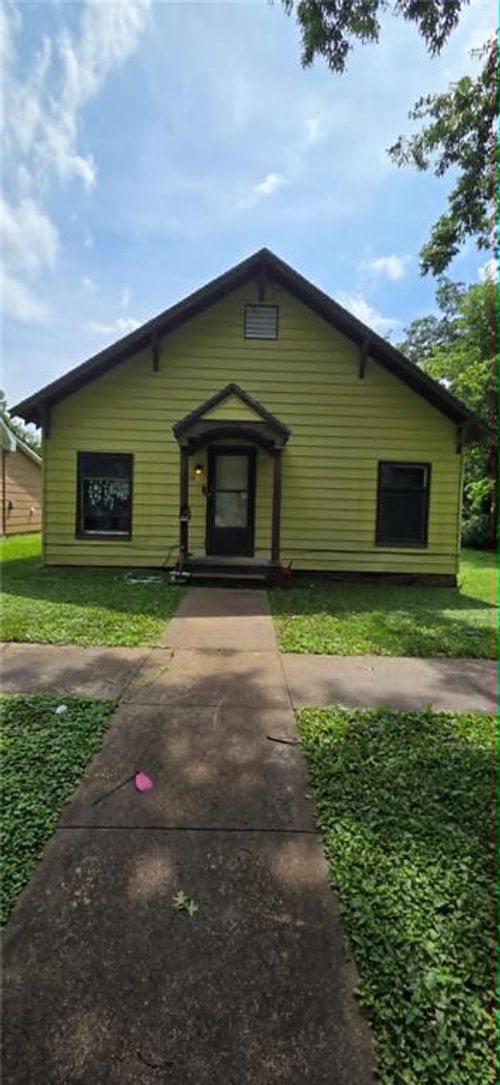 315 S 3rd St, Iola, KS, 66749-3527 | Card Image