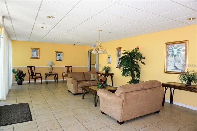 Main Locked Lobby in Building Entryway | Image 29