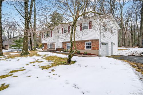 9 Eros Dr, Airmont, NY, 10952-4115 | Card Image