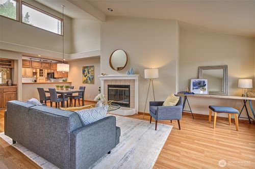 apt-402-909 N 35th St, Seattle, WA, 98103-8863 | Card Image