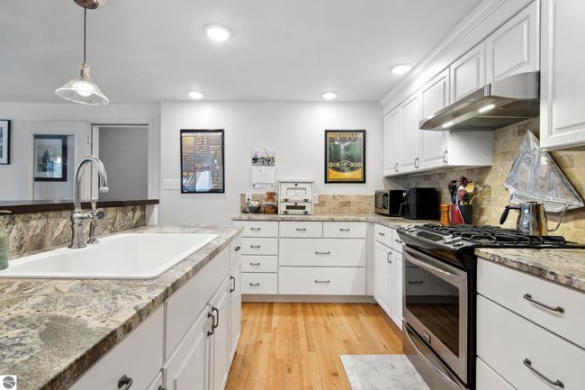 400 W Broadway, House other with 3 bedrooms, 2 bathrooms and null parking in Suttons Bay MI | Image 11