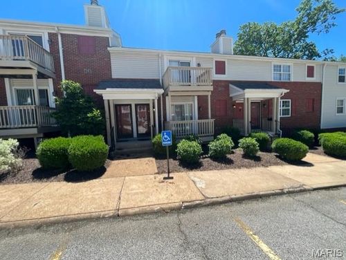 9174 Robin Ct, Brentwood, MO, 63144-1111 | Card Image