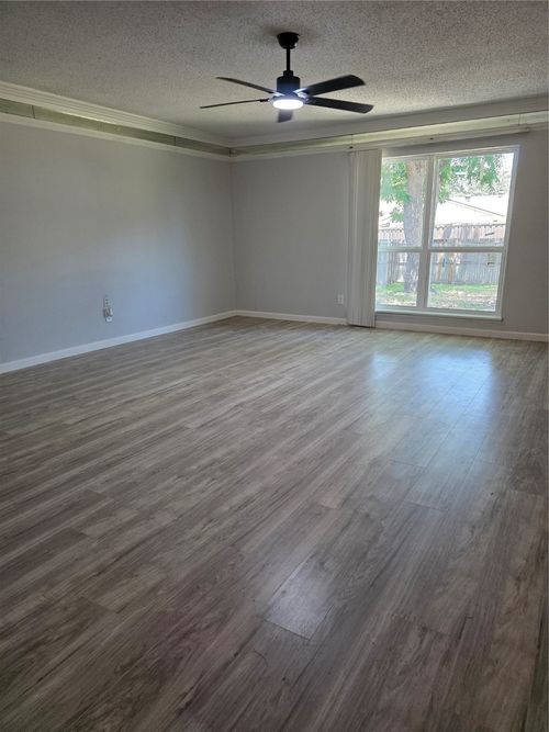 321 Long Canyon Dr, Mesquite, TX, 75150-4528 | Card Image