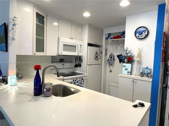 331 - 400 Kings Point Dr, Condo with 0 bedrooms, 1 bathrooms and null parking in Sunny Isles Beach FL | Image 12