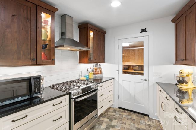 188 Echo Dr, House other with 3 bedrooms, 3 bathrooms and null parking in Laurel Park NC | Image 14