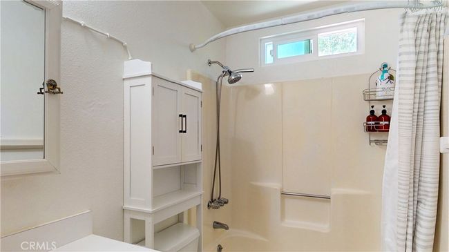 Full bath in hall between two bedrooms | Image 9
