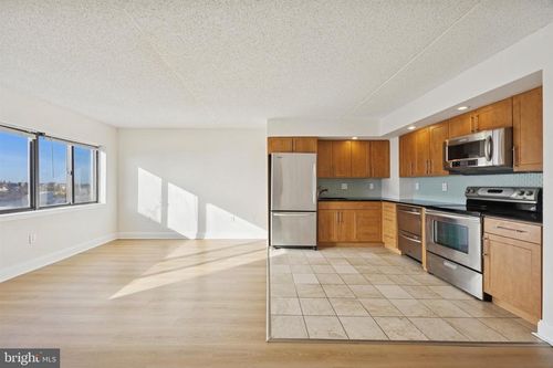 820-200 Lombard St, PHILADELPHIA, PA, 19147-1605 | Card Image