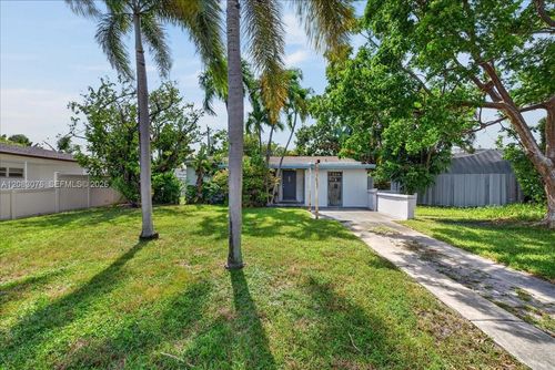 5619 Ne 6th Ave, Oakland Park, FL, 33334-1737 | Card Image