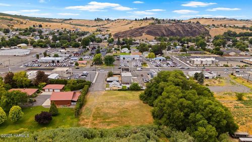 111 E 10th Ave, Selah, WA, 98942-1676 | Card Image