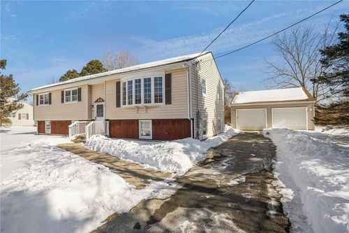 11 Barton Ln, Middletown, RI, 02842-4603 | Card Image