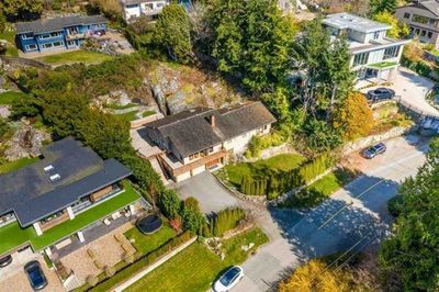 3895 Southridge Ave, House other with 3 bedrooms, 2 bathrooms and 2 parking in West Vancouver BC | Image 2