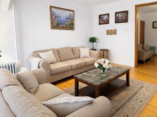 9309 Vanderveer St, Queens Village, NY, 11428-1728 | Card Image