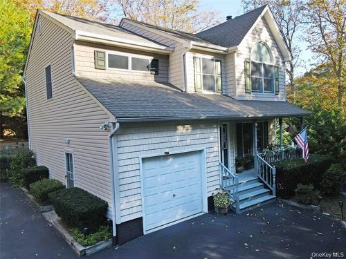 64 Glen Rd, Calverton, NY, 11933-1122 | Card Image