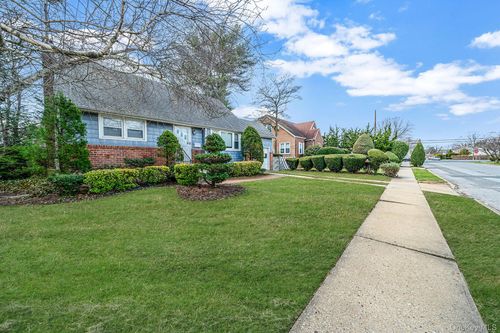 2492 6th Ave, East Meadow, NY, 11554-3323 | Card Image