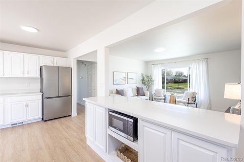 19436 Donna St, Livonia, MI, 48152-1583 | Card Image