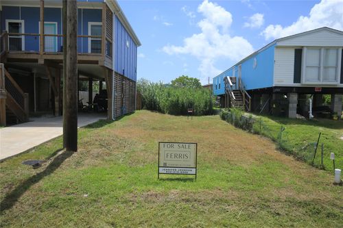 917 13th St, Dickinson, TX, 77539-2615 | Card Image