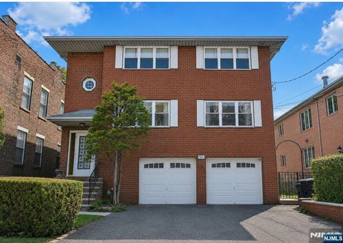 8 Cumbermeade Rd, Fort Lee, NJ, 07024-4123 | Card Image