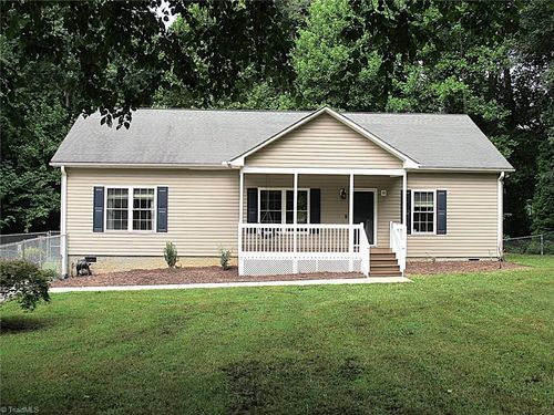 108 Hendrix Dr, Kernersville, NC, 27284-3016 | Card Image