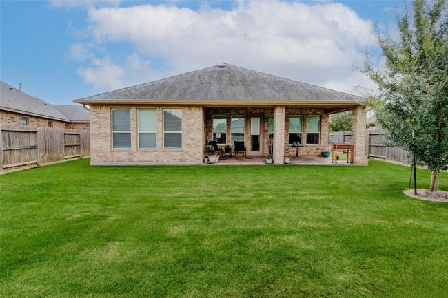 The lush, green space and fullyfenced backyard offer bothprivacy and ample room foroutdoor activities. | Image 25