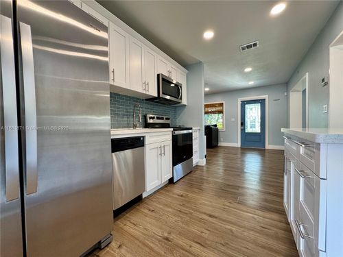 0-4881 Ne 2nd Ave, Oakland Park, FL, 33334-1528 | Card Image